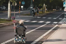 Kvinna i rullstol på cykelväg