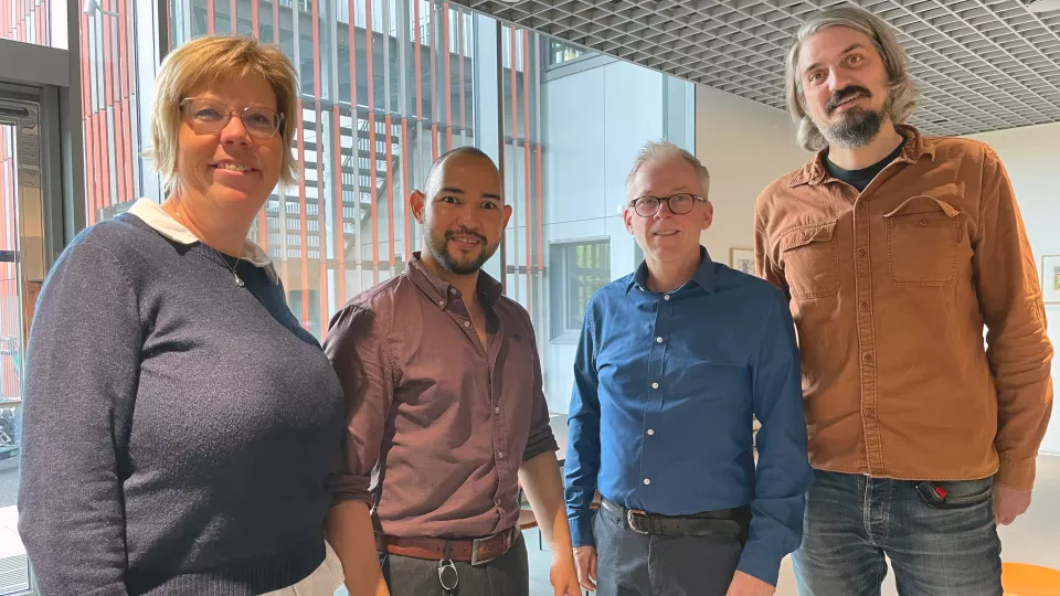 Fyra forskare i Medicum Forums glasklädda lokaler i Lund.
