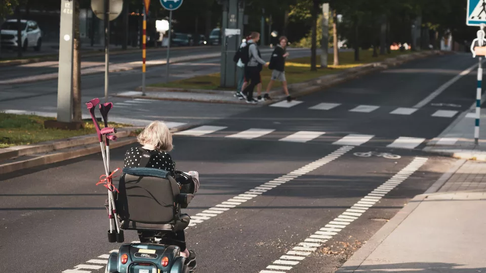 Kvinna i rullstol på cykelväg