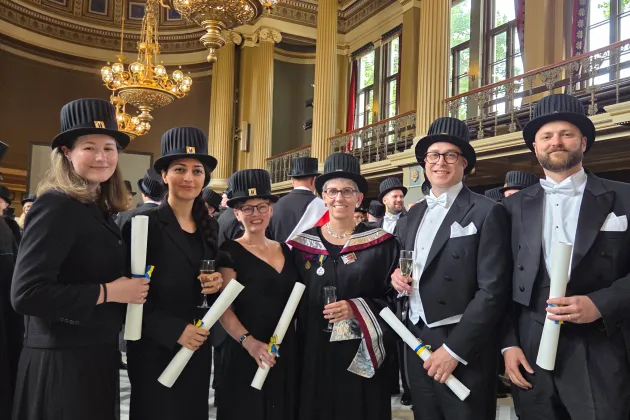 Svartklädda doktorer i gruppbild