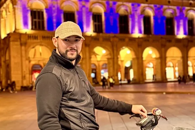 William på cykel genom Bologna i kvällsljus