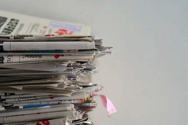 tidningar på hög