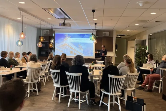 Personer sitter i ett konferensrum