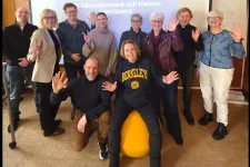 Gruppbild på glada människor