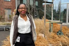 Kvinna framför trädgårdsanläggning utanför Medicinska fakulteten