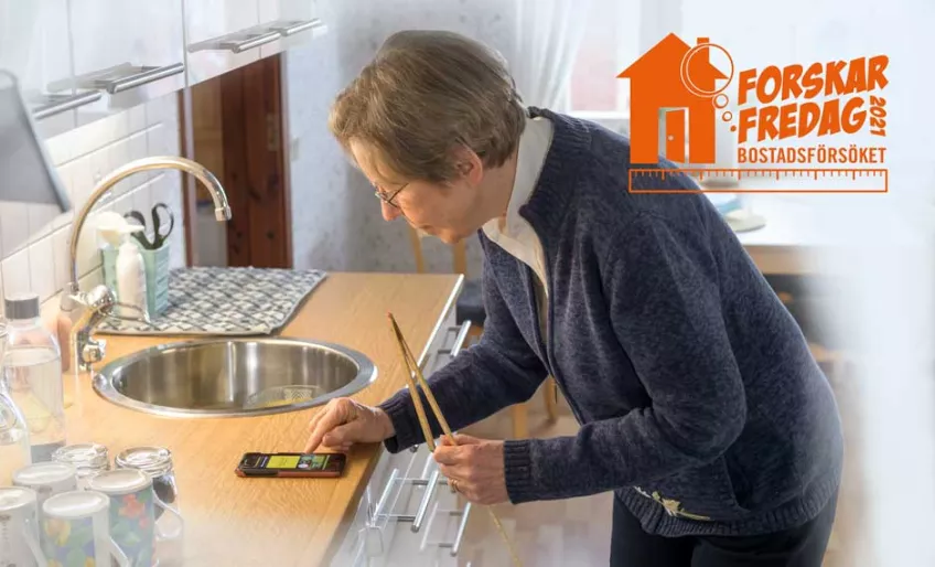 Kvinna som mäter tillgängligheten i sitt kök för att bidra till Bostadsförsöket 2021