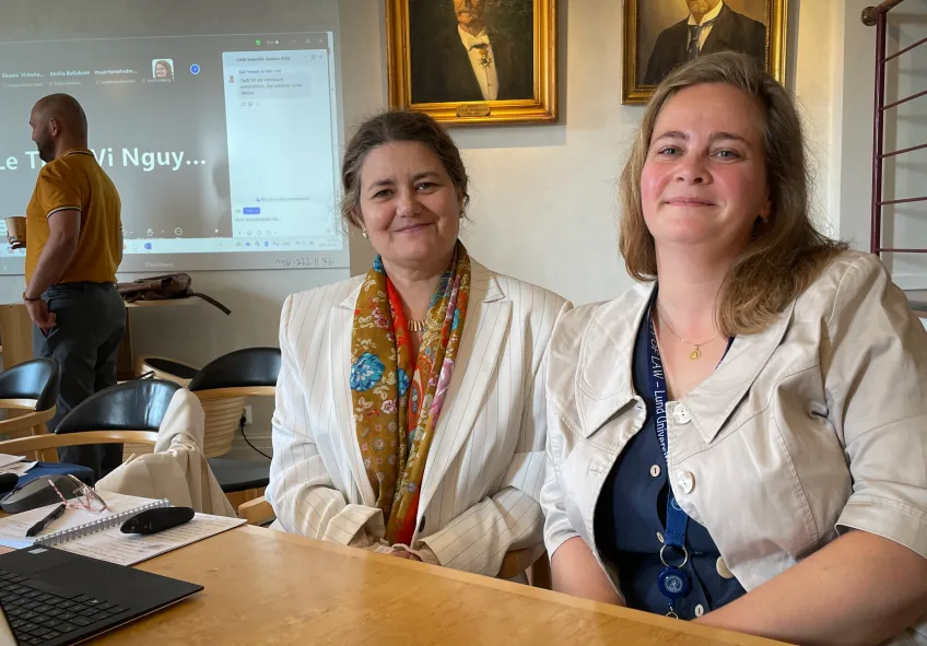 Två kvinnor vid ett konferensbord