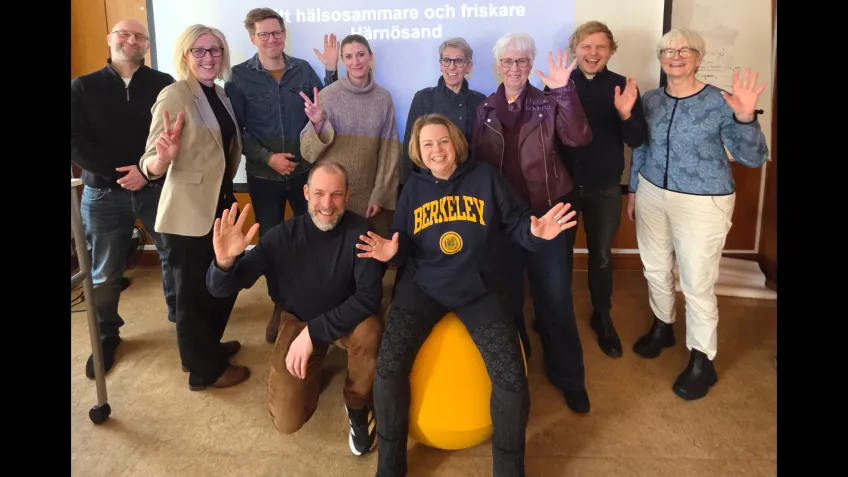 Gruppbild på glada människor