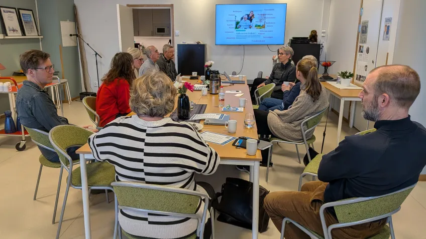 Workshop med intressenter sittandes vid bord