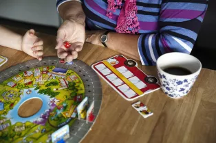 Äldre person spelar spel med barn.