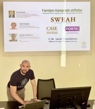 Man tittar upp från sin laptop